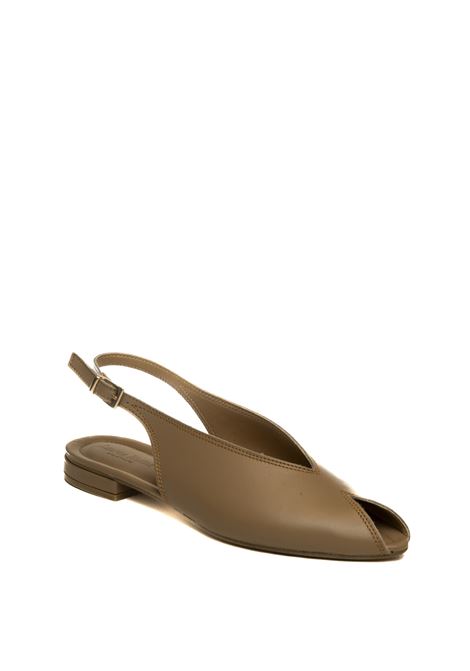  LAUREN HUTTON | D15SASSY-TAUPE